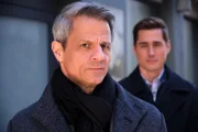 Benedikt (Jens Hajek, l.) fragt sich, ob er einen Fehler gemacht hat. Rechts Ringo (Timothy Boldt)