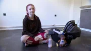 Lisa ist aufgeregt, denn der Umzug in ihre erste eigene Wohnung mit Baby Prya steht bevor.