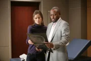 Dr. Remy "Dreizehn" Hadley (Olivia Wilde, l.) und Dr. Eric Foreman (Omar Epps, r.) führen gerade ein sehr persönliches Gespräch, als sie jedoch von ihren Kollegen, die einen Notfall haben, unterbrochen werden ...