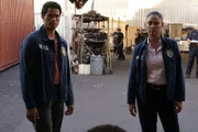 Kai Holman (Alex Tarrant, l.); Jane Tennant (Vanessa Lachey, r.)