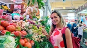 Moderatorin Tamina Kallert besucht den Markt von San Benedetto in Cagliari.