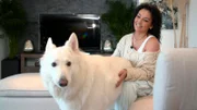 Halterin Jenny zusammen mit ihrem weißen Schäferhund Snow.