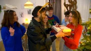 Rick steckt alle mit seiner Weihnachtsfreude an, doch nur Katy ahnt, dass mehr dahintersteckt. Als Charli ihm für das schönste Weihnachten dankt, bricht er zusammen: Nach der Trennung von Nuri ist er sicher, nie eigene Kinder zu haben.