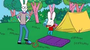 Simon (r.) ist voller Energie, als er und Papa (l.) gemeinsam die Luftmatratze fürs Campen aufpumpen. Das wird ein toller Ausflug.