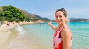Moderatorin Tamina Kallert am Strand von Tuerredda.