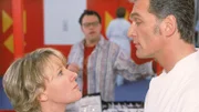 Nikola (Mariele Millowitsch) erklärt Dr. Schmidt (Walter Sittler) mit aller Entschiedenheit, dass er sich nicht in ihre Angelegenheiten zu mischen hat. Tim (Oliver Reinhard, hi.) versucht derweil, die Aufmerksamkeit wieder auf sein Brillenproblem zu lenken.