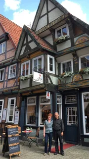Petra und Lutz Kriegerowski vor ihrem 450 Jahre alten Haus in der Celle Innenstadt. Früher lebte hier ein Fleischer mit seiner Familie. Weitere Fotos auf Anfrage.