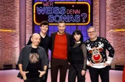 Moderator Kai Pflaume (M.) und seine Rateteam-Kapitäne Bernhard Hoëcker (l.) und Elton (r.) begrüßen in dieser Sendung den Sänger und Songwriter Wincent Weiss (2.v.l.) und die Sängerin Sotiria Schenk (2.v.r.).