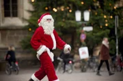 Artjom (Sascha Alexander Geršak) kann kurz vor Heilig Abend als Weihnachtsmann unerkannt durch Münster streifen.