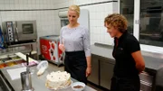 Judith Rakers bestaunt ihre erste selbstgemachte Friesentorte.