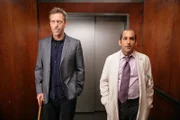 Kommen dem Schwindel einer berühmten Fitnesstrainerin auf die Spur: Dr. Gregory House (Hugh Laurie, l.) und Dr. Chris Taub (Peter Jacobson, r.)
