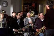 Bamberger dirigiert mit Elan die letzten Takte eines weihnachtlichen Liedes. Von links: Mike Preissinger (Harry Blank) und Roland Bamberger (Horst Kummeth).