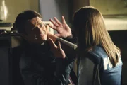 Kate Beckett (Stana Katic, r.) kann es nicht fassen, dass sie Richard Castle (Nathan Fillion, l.) schon wieder am Tatort antreffen. Hat er wirklich nichts mit den Morden zu tun?