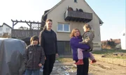 Sabine (36) und ihre drei Kinder Moritz (8), Fabian (15) und die kleine Amelie (5) freuen sich auf das Zuhause im Glück-Team. Der 41-jährige Ehemann und Vater Jörg befindet sich nach einem Schlaganfall in einer Reha-Klinik und kann leider nicht dabei sein