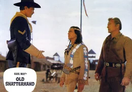 Old Shatterhand (re. Lex Barker), Winnetous (Mitte, Pierre Brice) Blutsbruder, versucht unter Einsatz seines Lebens zwischen Wei&szlig;en und Indianern, zu vermitteln.