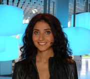 Moderatorin &Ouml;zlem Sarikaya.