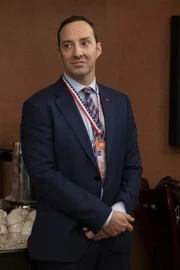 Gary Walsh (Tony Hale)