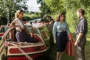 Bunty (Emer Kenny, M.) entschuldigt sich bei Maeve Lochlin (Bronte Terrell, l.), bevor diese mit ihrem Freund Sid Carter (Alex Price, r.) wieder die Welt mit dem Boot bereist.