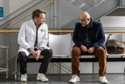 Carl Fischer (Özgür Karadeniz, re.) hat selbst gesundheitliche Probleme und offenbart sich schließlich Dr. Marc Lindner (Christian Beermann, li.).