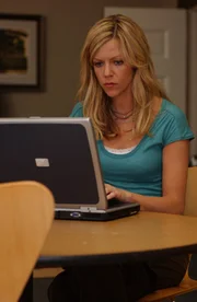 Dee (Kaitlin Olson) hat keine Lust zu arbeiten. Sie beschließt, Sozialhilfe zu beantragen - mit verheerenden Folgen ...