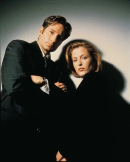 (5. Staffel) - Die FBI-Agenten Fox Mulder (David Duchovny, l.) und Dana Scully (Gillian Anderson, r.) erforschen ungew&ouml;hnliche Ph&auml;nomene ...