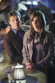 Ihre Ermittlungen führen Caslte (Nathan Fillion, l.) und Beckett (Stana Katic, r.) in einen außergewöhnlichen Club.