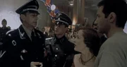 Mulder (David Duchovny, r.) und Scully (Gillian Anderson, 2.v.r.) werden von dem Befehlshaber der Waffen-SS (William B. Davis, l.) auf der "Queen Anne" festgehalten.