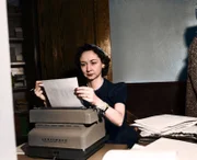 Journalist Dorothy Kilgallen sitzt an ihrer Schreibmaschine während sie den Mordprozess Sam Sheppard abdeckt.