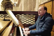Gabriel Kožuch beim Orgel spielen.