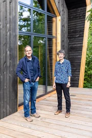 Kevin McCloud und Lucinda.