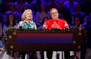 Rateteam-Kapitän Elton (l.) und die Schauspielerin Jutta Speidel (r.) bilden ein Rateteam.