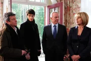 Kommissar Meyser (Christoph Krix, l.) will wegen Pilars Tod ein Ermittlungsverfahren einleiten. Moritz (Daniel Fünffrock, 2.v.l.), Werner (Dirk Galuba, 2.v.r.) und Charlotte (Mona Seefried, r.) sind schockiert.