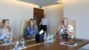 Die Geissens lieben Dubai, weil jeder Dienstleister sofort vorbeikommt, wenn man ihn bestellt. Egal ob Arzt, oder Handwerker. Robert möchte, dass Davina und Shania bei "Geiss Properties" und "Capo's Pizza" einsteigen und endlich anfangen zu arbeiten.