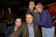 ACHTUNG SPERRFRIST! Die Veröffentlichung dieses Motives ist für alle ONLINE-MEDIEN (außer Programm-Presse) erst ab dem 08.01.2025 frei. Matilda (Anna-Katharina Fecher, l.) versucht sich in die Familie zu integrieren. In der Mitte Jo Gerner (Wolfgang Bahro), rechts Moritz (Lennart Borchert) und Yvonne (GIsa Zach); hinten Zoe (Lara Dandelion Seibert).