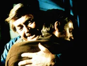 Obwohl der Abschied allen sehr, sehr schwer fällt kann John (Ralph Waite, l.) seinen Sohn (Richard Thomas, r.) verstehen. Er akzeptiert dessen Entscheidung, nach New York zu gehen.