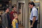 Hal (Bryan Cranston, r.) ist etwas überfordert, als er allein auf Malcolm (Frankie Muniz, l.), Reese (Justin Berfield, 2.v.l.) und Dewey (Erik Per Sullivan, 2.v.r.) aufpassen soll.