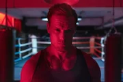Ryan (Sam Heughan), Polizist und Freund von Dannys toter Tochter, erhält beim Fitness-Training Besuch von Danny.