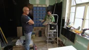Dieter und Klaus wollen ihr Badezimmer sanieren. Es stellt sich heraus, dass Klaus kein geborener Handwerker ist.