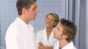 Peter (Eric Benz) ist aufgeflogen! Jetzt bekommt er eine Standpauke von Dr. Schmidt (Walter Sittler, li.), und das vor den Augen seiner Mutter Nikola (Mariele Millowitsch, Mi.), die es sichtlich genießt.