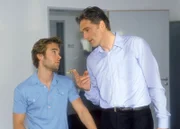 Dr. Schmidt (Walter Sittler, r.) gibt Peter (Eric Benz) ein paar Tipps, wie man seine Semesterferien verbringen sollte.
