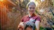 Stella lernt die stark vom Aussterben bedrohten Schuppentiere kennen und ist völlig fasziniert.