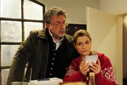 Julius (Michele Oliveri, l.); Theresa (Ines Lutz, r.)