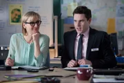 Sharon (Tracie Bennett, l.); Sean McCartney (Sean Maguire, r.)