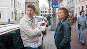 Taxifahrer Maik (Frank Witter, l.) war von den Dahlmanns als Chauffeur für Bernie Taylor engagiert worden. Er berichtet von Geldschwierigkeiten der Dahlmanns. Offenbar gab es Streit um Bernies Gage, findet Kommissarin Katrin Börensen (Claudia Schmutzler, r.) heraus.