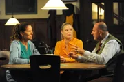 Annalena, Vera und Hubert diskutieren beim Brunnerwirt über Mikes Situation. Von links: Annalena (Heidrun Gärtner), Vera (Sybille Waury) und Hubert (Bernhard Ulrich).