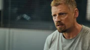 Major Max Herzog (Martin Gruber) versucht im Gespräch mit Klara Schneider herauszufinden, wie Valentin Schneider tickt.