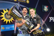 Eko Fresh (l.) und Ricardo Pietreczko (r.) sind aktuelle Promi-Darts-Weltmeister. Wer gewinnt 2025 den Weltmeistertitel?