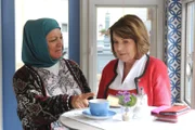 Rosi (Brigitte Walbrun, rechts) bietet Sevim (Özay Aslanhan, links) an, fest im Kiosk zu arbeiten.