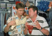 Lothar (Rene Heinersdorff, l.) will Benno (Willi Thomczyk) auf der Suche nach einem Geschenk für Uschi helfen und begleitet ihn in einen Dessousladen. Benno beäugt die Dessous allerdings eher kritisch...