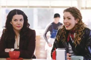 Als Rory wegen eines besonderen Essens nicht zum Freitagsdinner mitkommen kann, will Emily Lorelei (Lauren Graham, l.) verkuppeln, doch diese befindet sich bereits in einem Gefühlschaos, das auch durch die Rückkehr von Lukes Ex Rachel (Lisa Ann Hadley, r.) nicht unbedingt besser wird ...